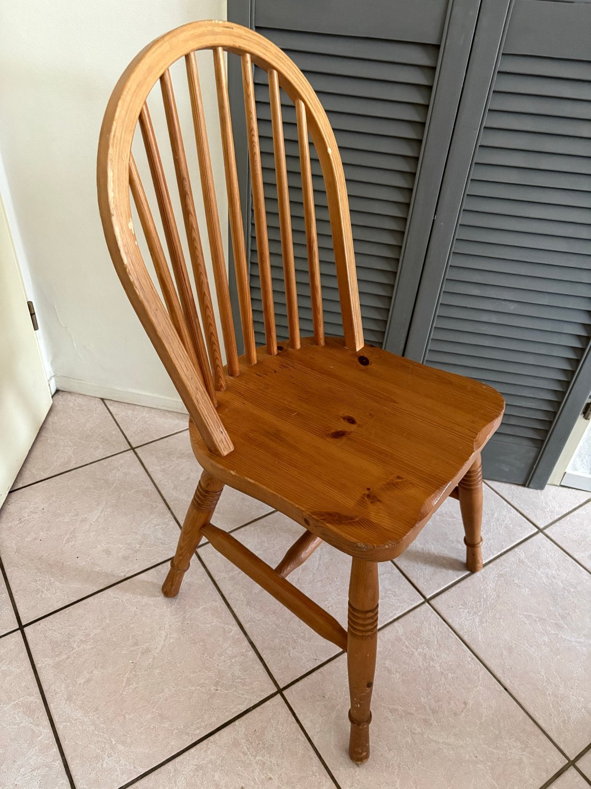 Vintage windsor spijlen stoel landelijke uitstraling, Huis en Inrichting, Ophalen, Gebruikt, Bruin, Eén