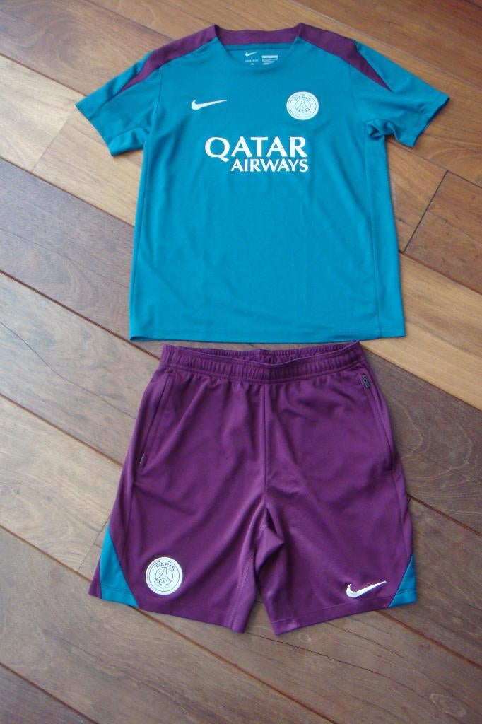 Nike Paris Saint Germain tenue maat 176 (XL)NIEUWSTAAT€39,95, Jongen of Meisje, Sport- of Zwemkleding, Ophalen of Verzenden, Zo goed als nieuw