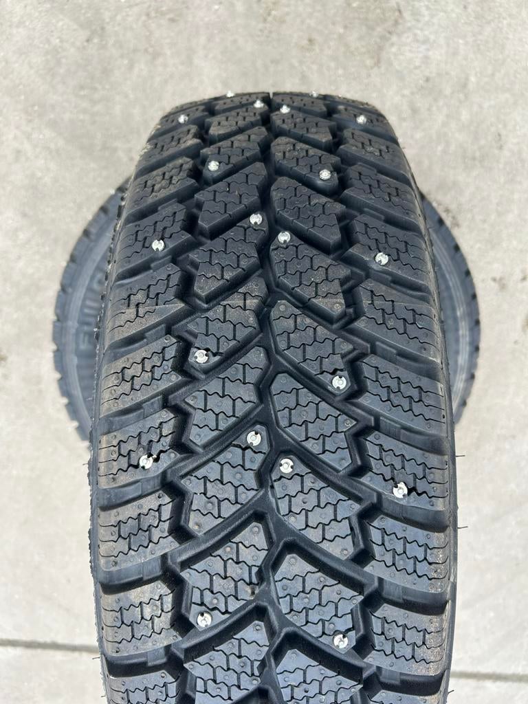 205/65R16C winterbanden met spikes NIEUW!, Auto-onderdelen, Banden en Velgen, Bestelwagen, 16 inch, Nieuw, Band(en)
