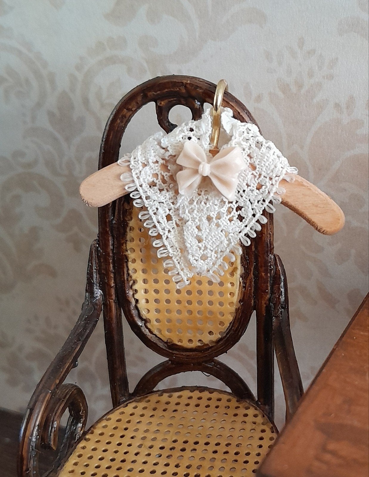🌹PPH 1.12 HOUTEN KLEDINGHANGER MET 'N KANTEN KRAAGJE 🌹, Verzamelen, Poppenhuizen en Toebehoren, Ophalen of Verzenden, Zo goed als nieuw