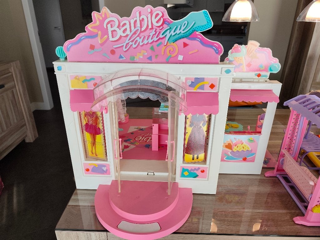 Collectie barbies met toebehoren inclusief boutique en schip, Ophalen, Gebruikt, Barbie