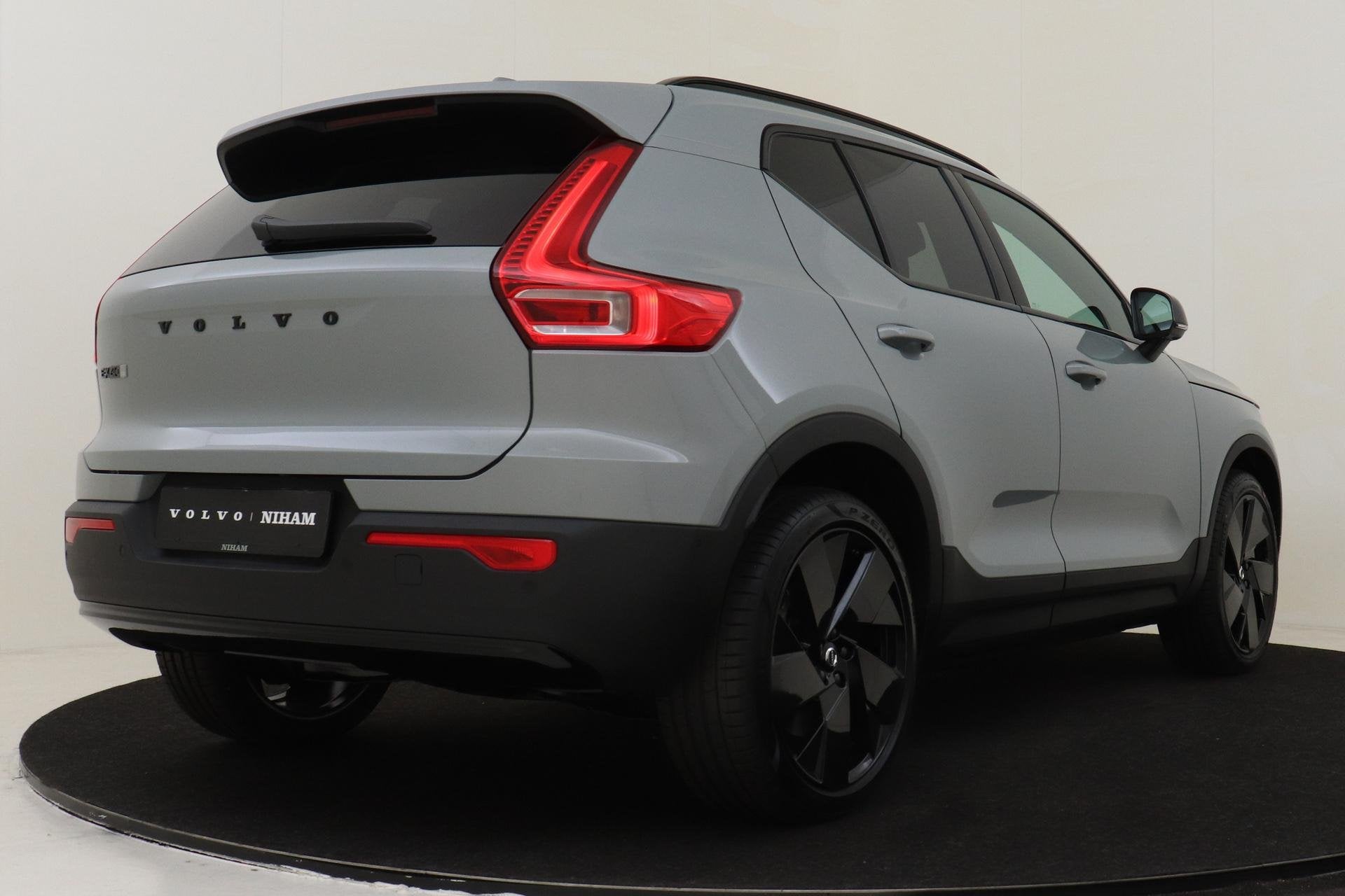 Volvo EX40 SINGLE MOTOR EXT. RANGE PLUS BLACK ED EU. 82 kWh, Automaat, 12 maanden, Origineel Nederlands, 1975 kg