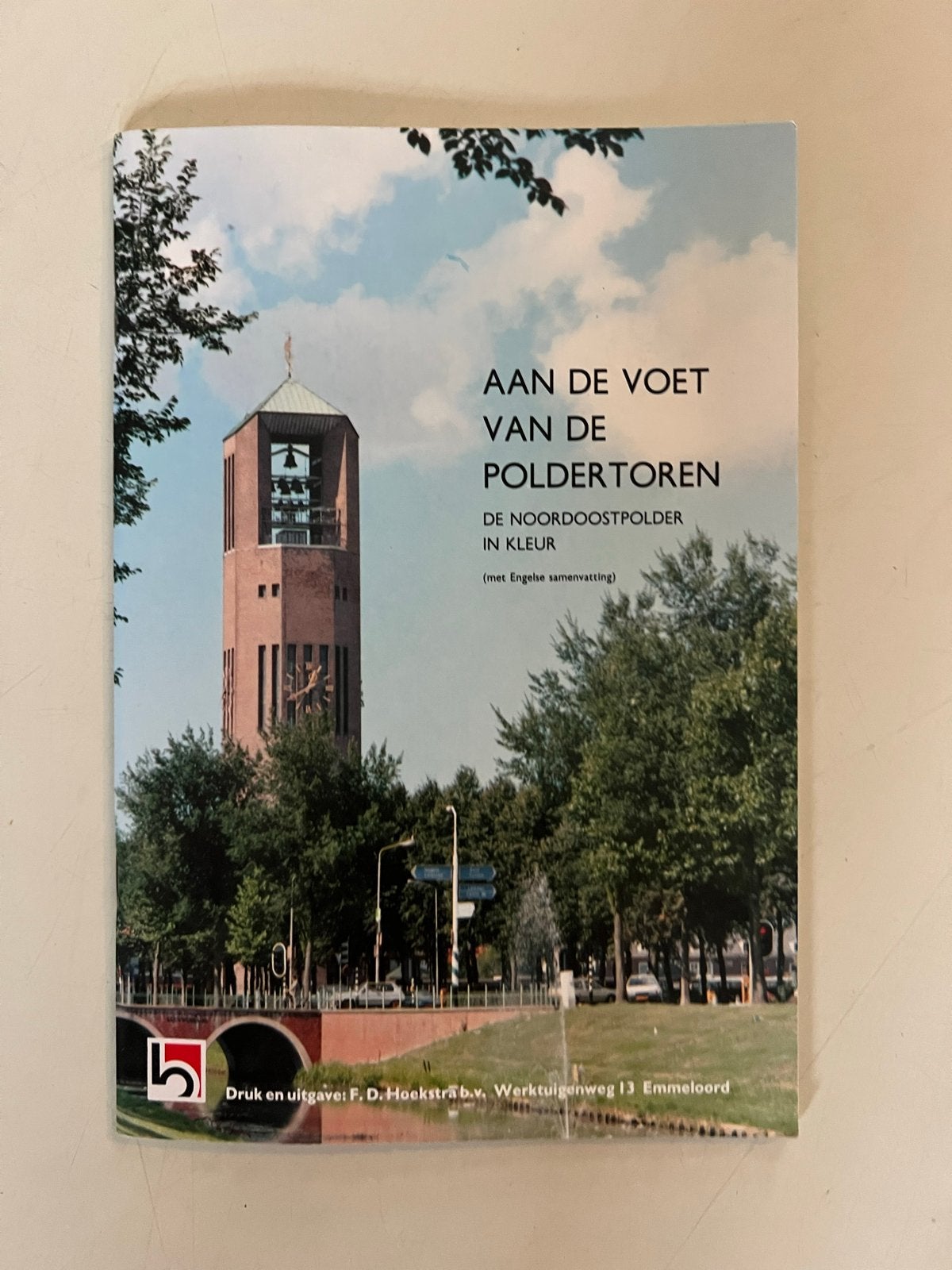 Aan de voet van de Poldertoren - Noordoostpolder in kleur, Boeken, Ophalen of Verzenden, 20e eeuw of later, Gelezen