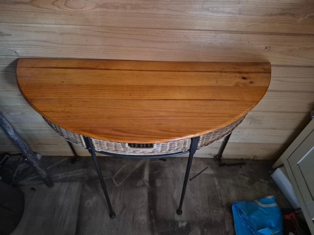 Halfronde bijzettafel met rieten mand, Huis en Inrichting, Tafels | Bijzettafels, Minder dan 45 cm, Gebruikt, Landelijke stijl