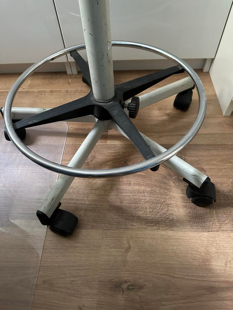 Houten kruk (hoog) met metalen onderstel en 5 wielen, Ophalen, Gebruikt, Hout