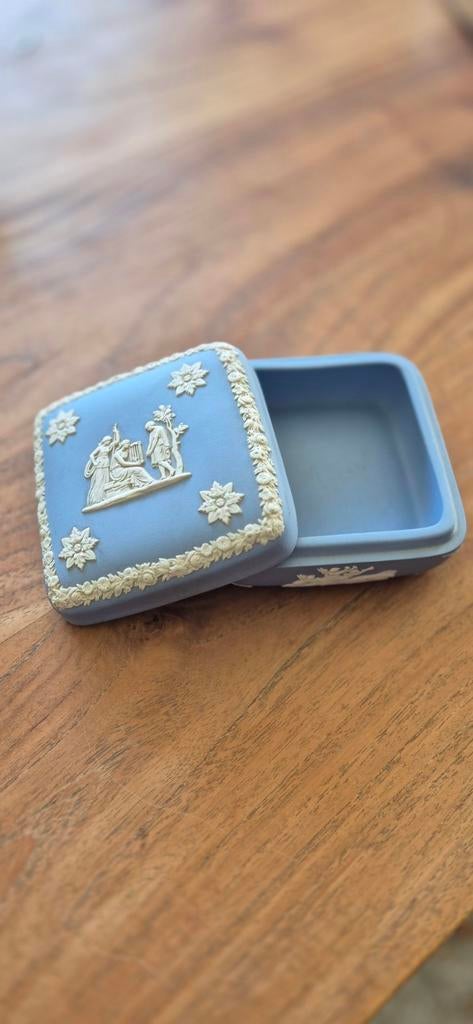 Vintage Wedgwood Jasperware lichtblauw doosje, Antiek en Kunst, Antiek | Keramiek en Aardewerk, Ophalen of Verzenden