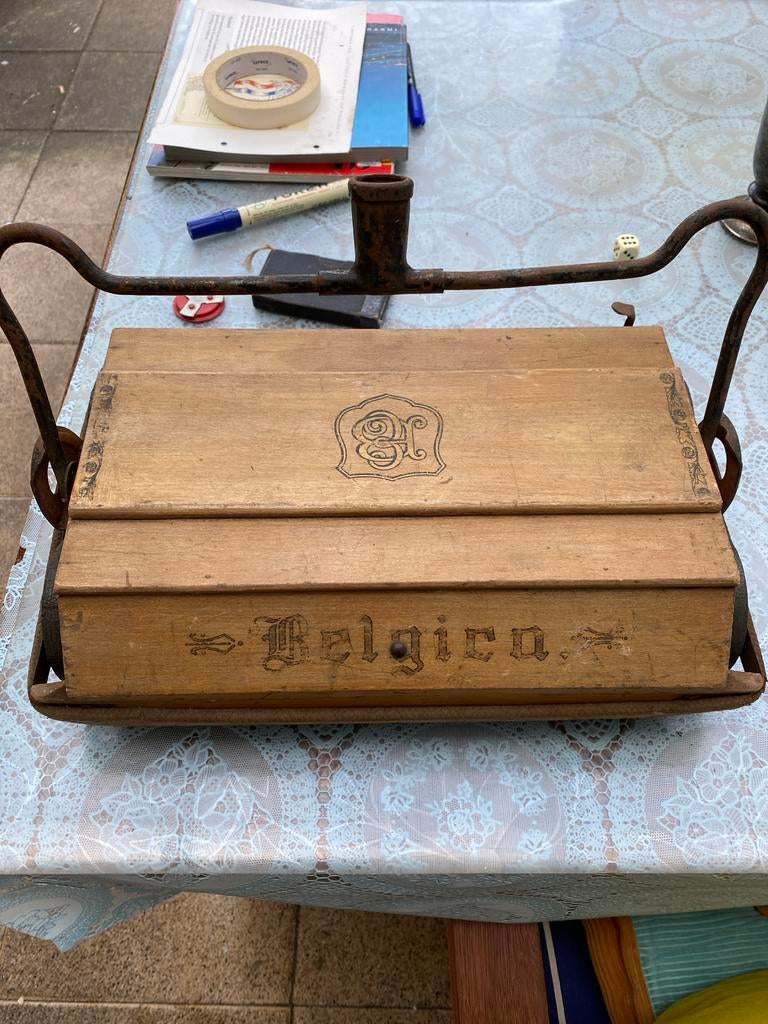 Antieke Belgica tapijtveger - Houten handveger, Ophalen of Verzenden