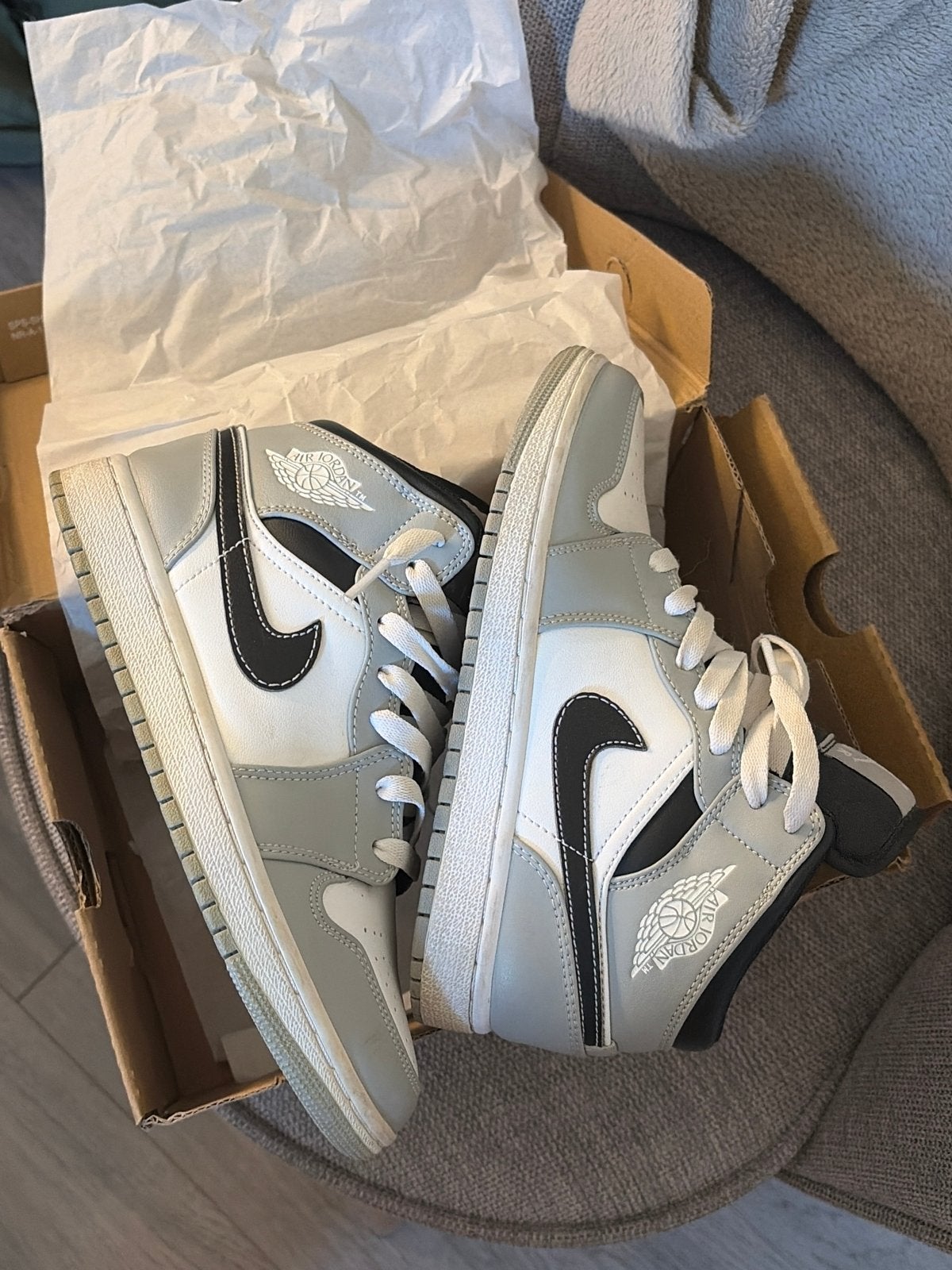 Nike Air Jordan 1 Mid Light Smoke Grey - Maat 36, Kleding | Dames, Ophalen of Verzenden, Zo goed als nieuw, Grijs, Sneakers of Gympen