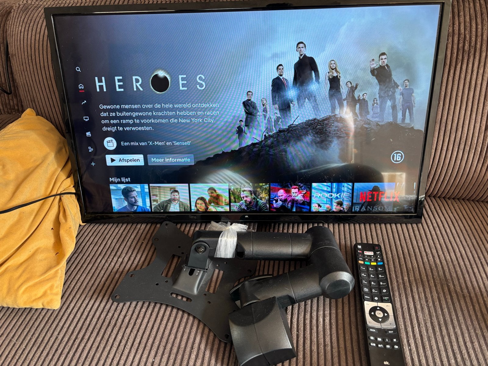 Gebruikte Smart TV met muurbeugel en afstandsbediening, Audio, Tv en Foto, Overige merken, Gebruikt, Ophalen of Verzenden, Smart TV