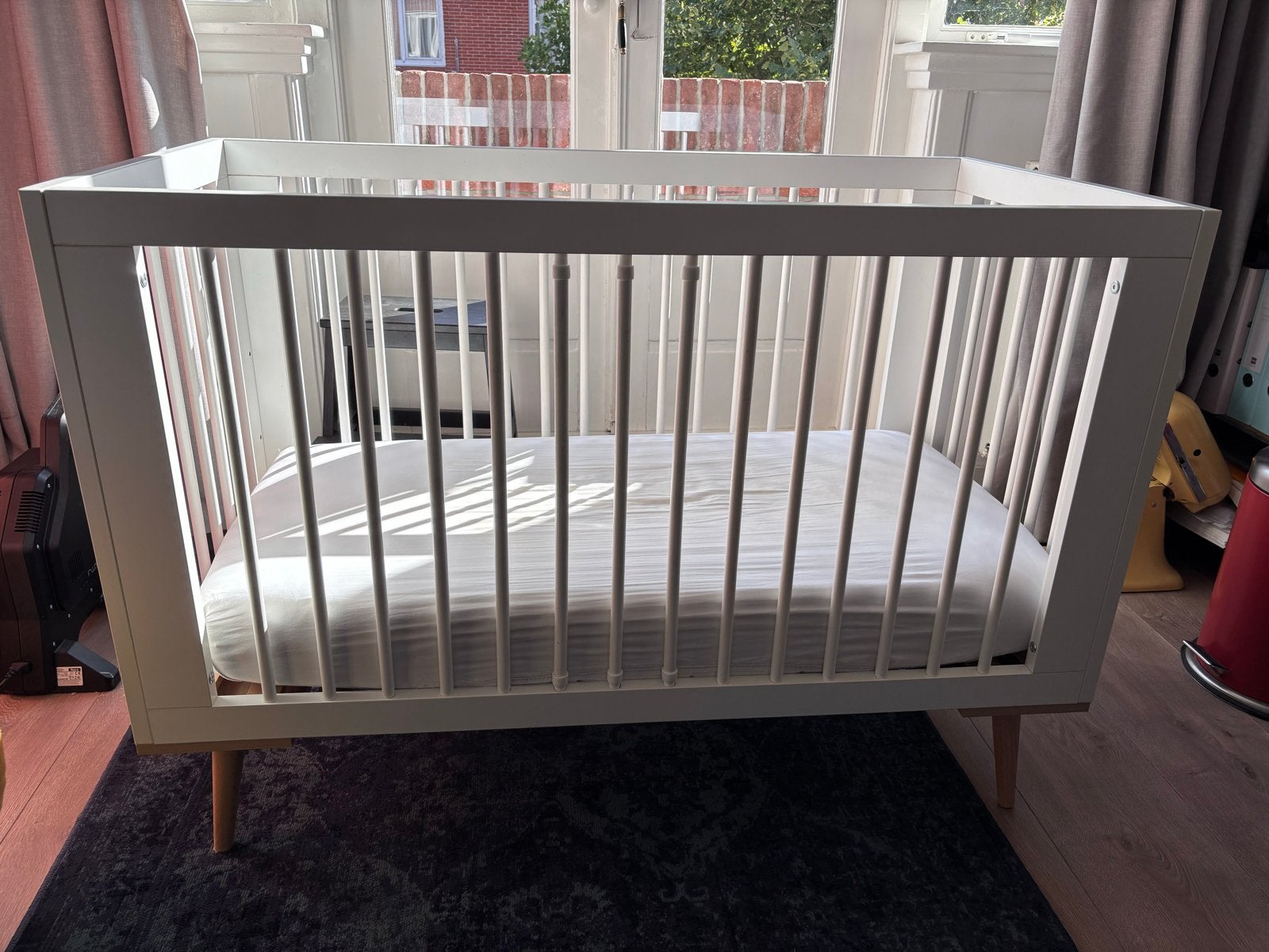 Set ledikant en commode - wit met houten poten, Ophalen, Gebruikt, Ledikant