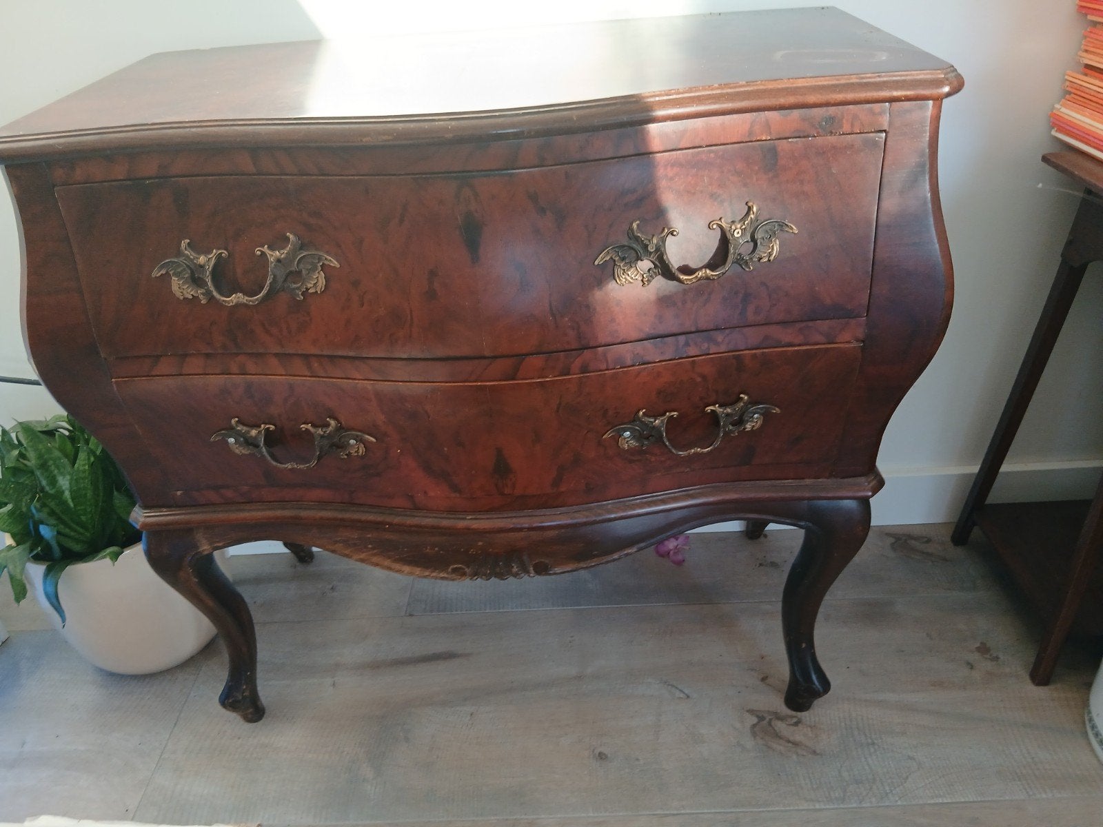 Antieke commode met twee laden, Ophalen
