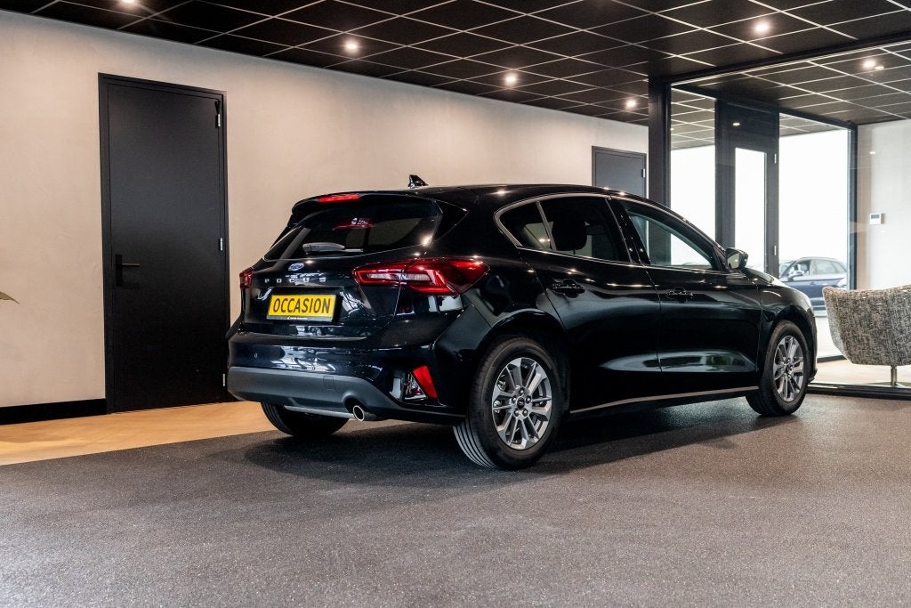 Ford Focus 1.0 EBH Titanium (bj 2025), Auto's, 12 maanden, Euro 6, Zwart, Origineel Nederlands