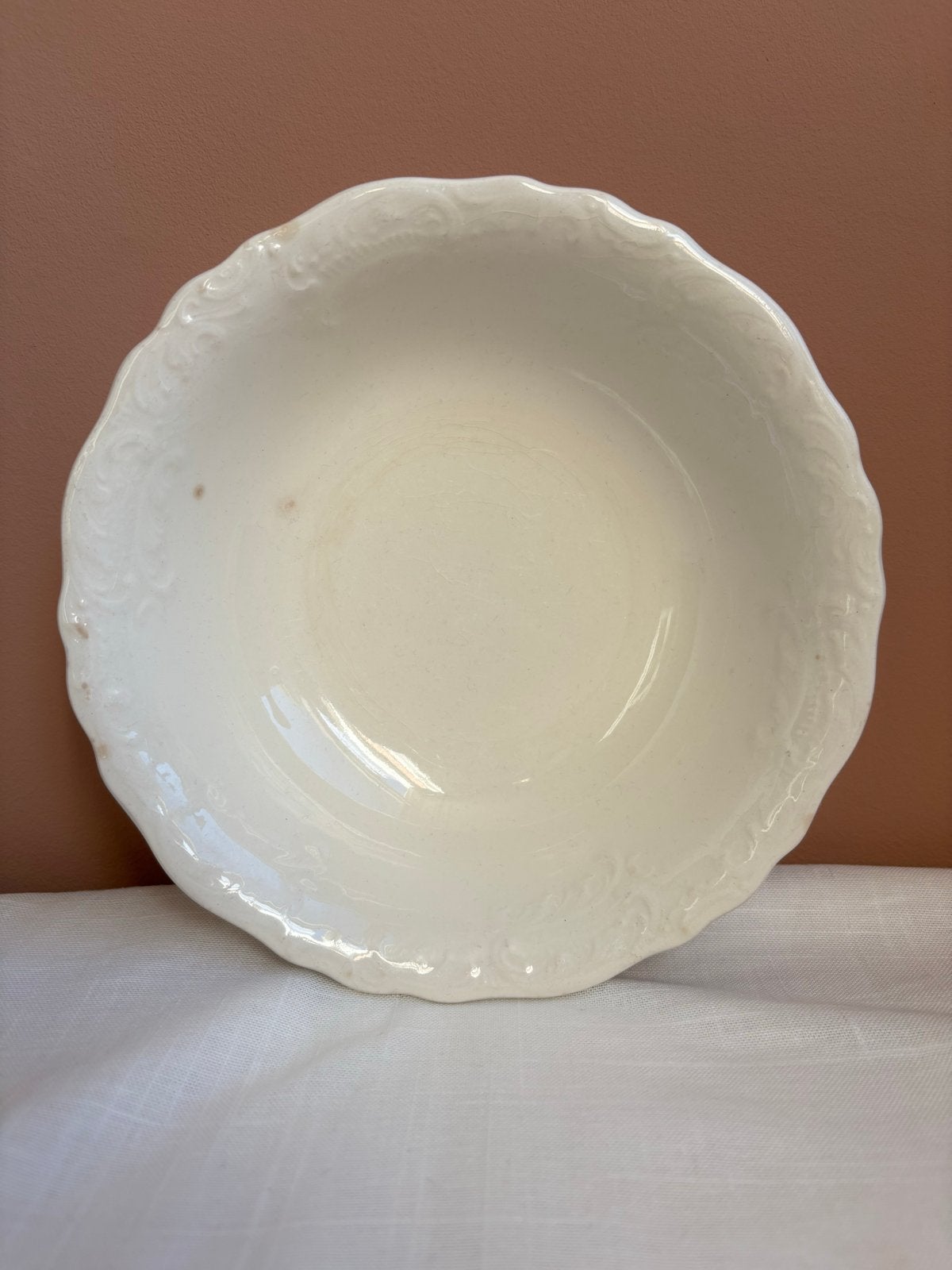 Petrus Regout schaal 20 cm met sierlijke reliëfrand, Antiek en Kunst, Antiek | Schalen, Ophalen of Verzenden