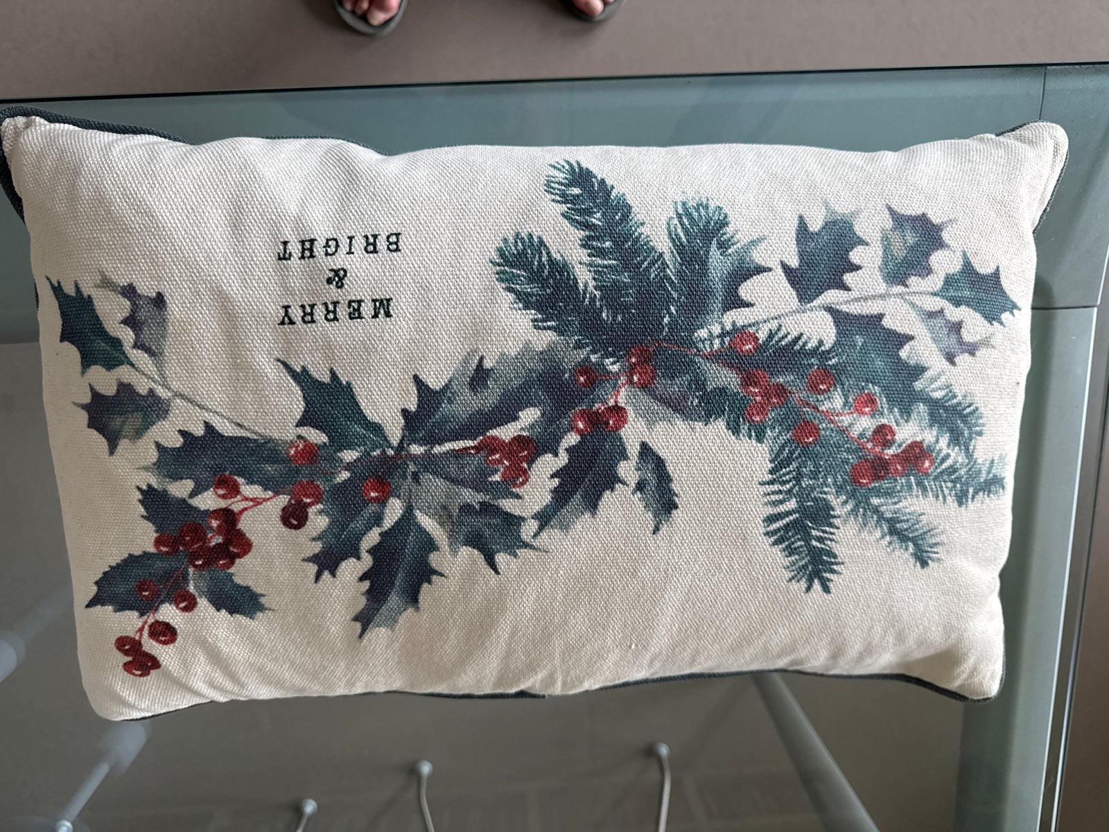 Kerst sierkussen 'Merry & Bright' met hulst en bessen, Overige merken, Meerkleurig, Met print, Ophalen of Verzenden
