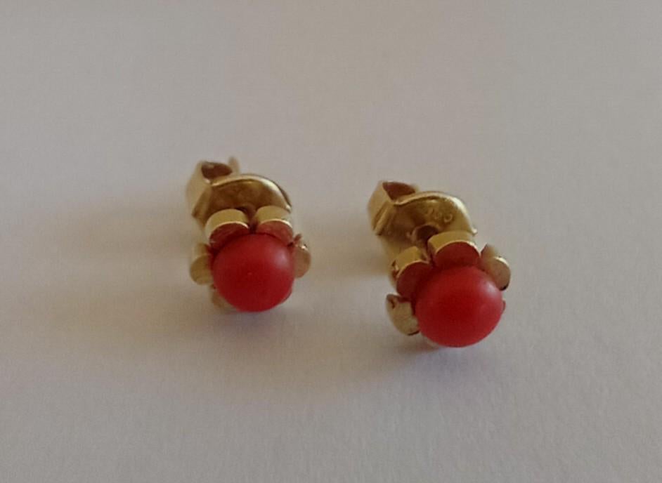 Vintage gouden oorknoppen met bloedkoraal, Sieraden, Tassen en Uiterlijk, Antieke sieraden, Oorbellen, Goud, Met edelsteen, Ophalen of Verzenden
