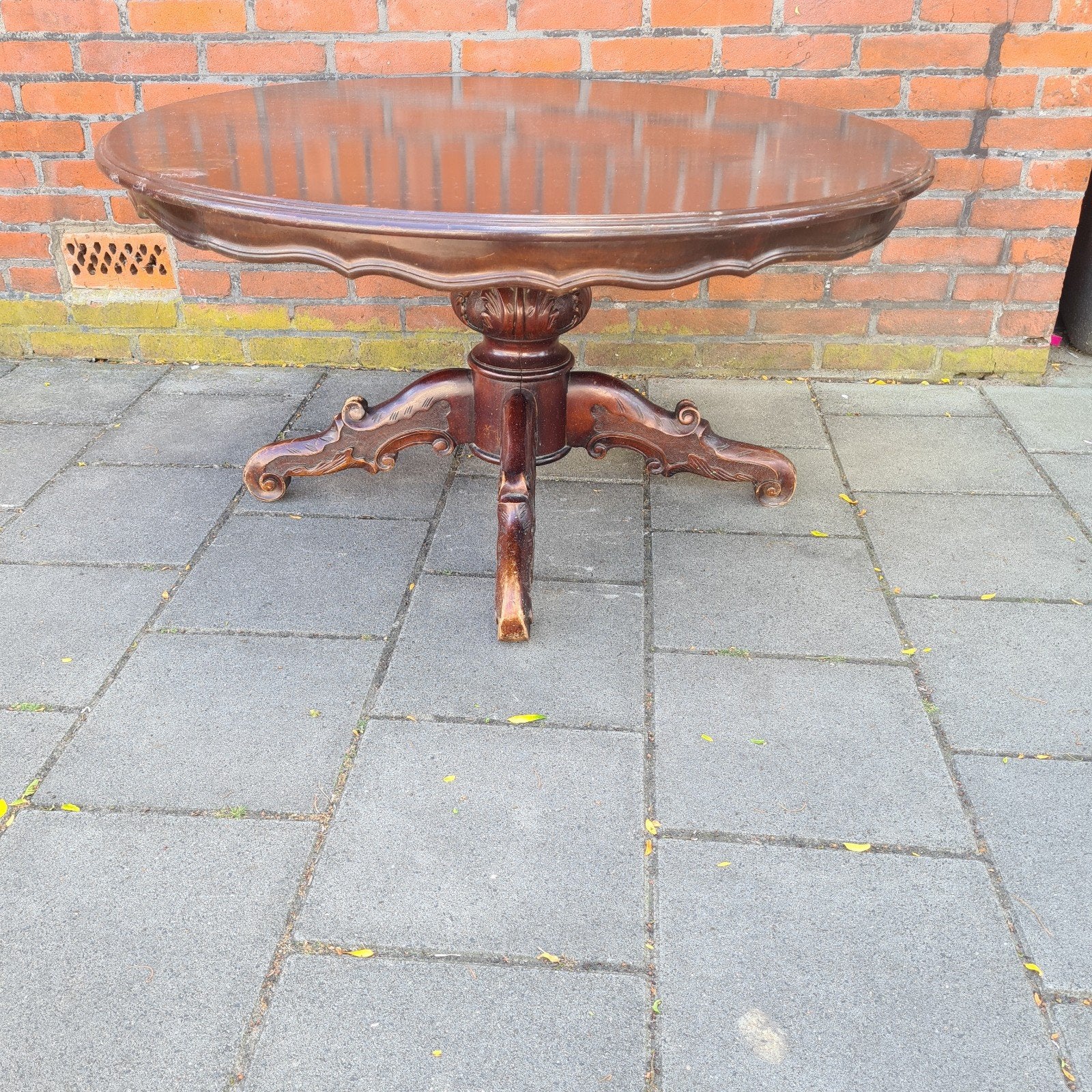 Barok antiek ronde salontafel met sierlijke poot, Ophalen