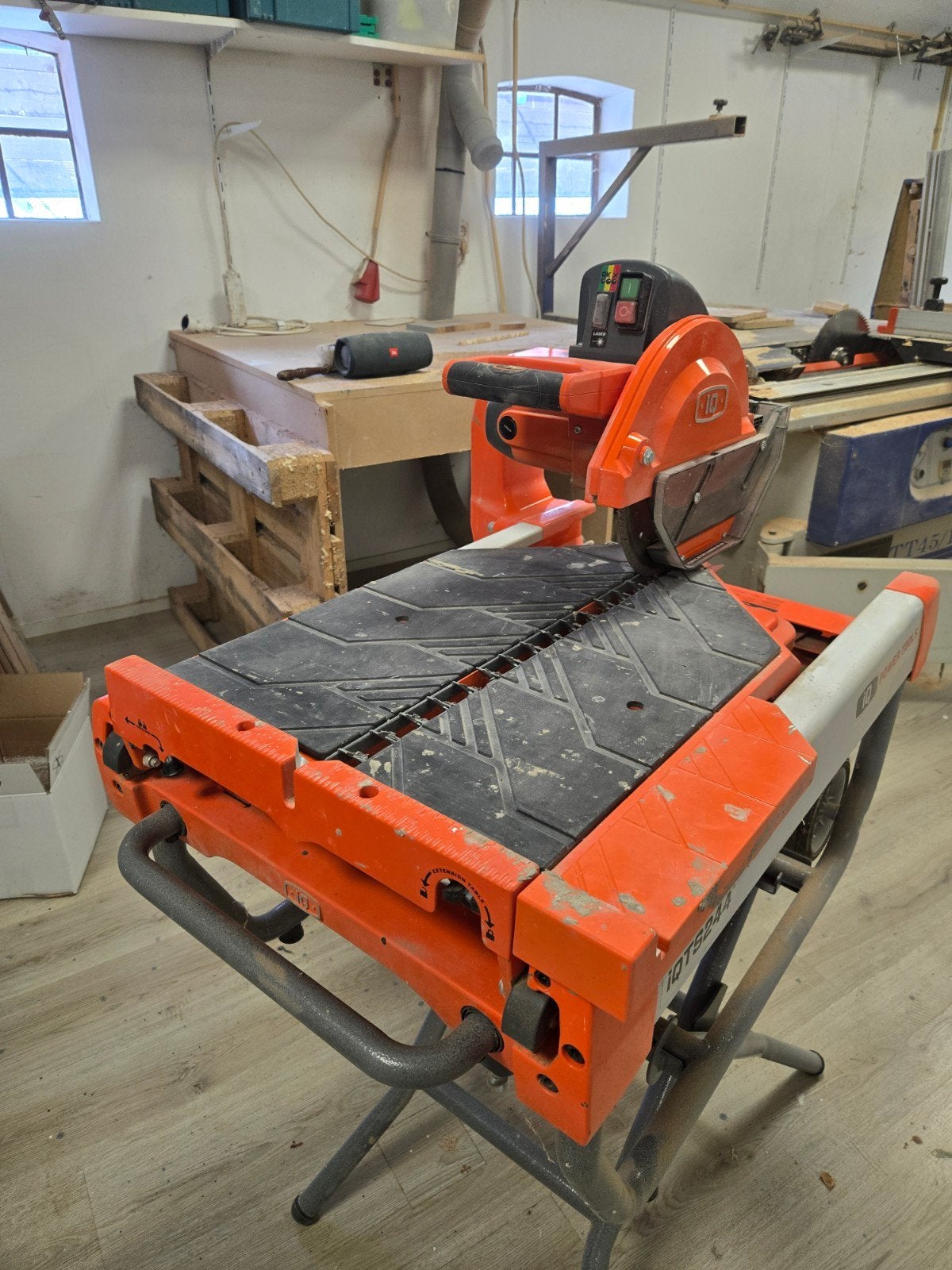 IQTS244 Droog tegelzaagmachine met afzuiging, Doe-het-zelf en Verbouw, Gereedschap | Zaagmachines, Ophalen, 600 tot 1200 watt