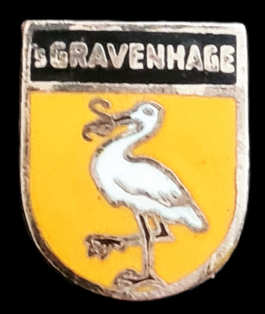 's Gravenhage speld- geel emaille, Verzenden, Zo goed als nieuw, Stad of Land, Speldje of Pin