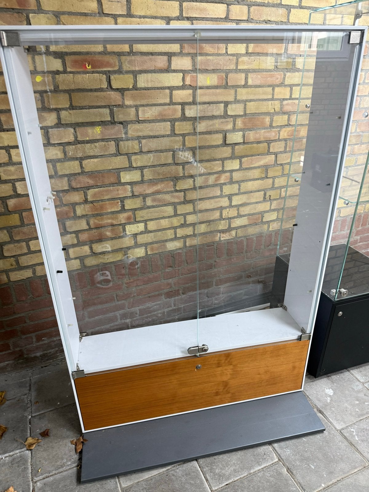 Glazen vitrinekast met verlichting en slot, Ophalen, Gebruikt, 50 tot 100 cm, Glas