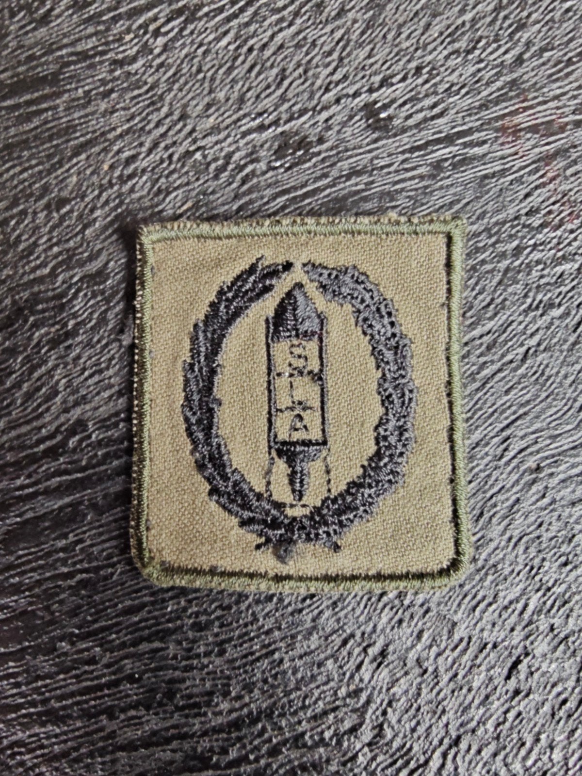 vaardigheidsembleem(borst) Schutter Lange Afstand (SLA)., Verzamelen, Ophalen of Verzenden, Landmacht, Nederland, Embleem of Badge