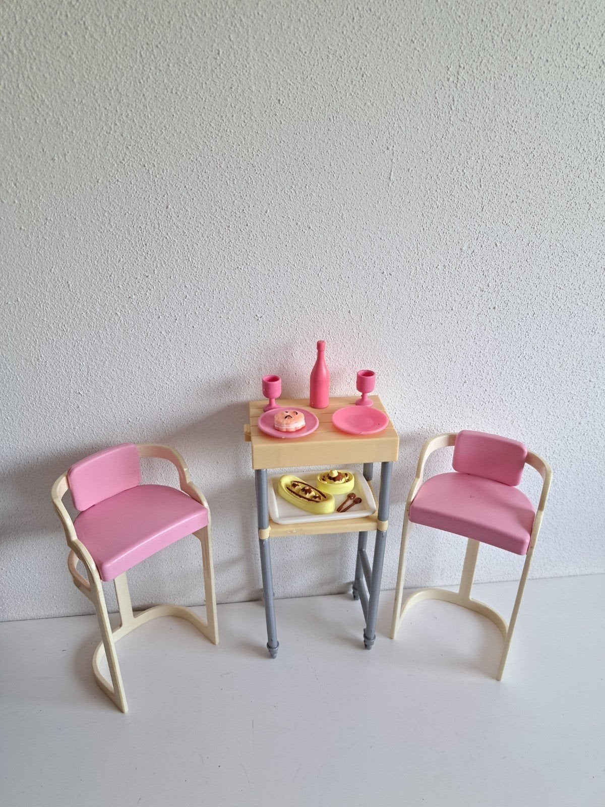 Barbie bar en 2 barkrukken en servies en eten, Ophalen of Verzenden, Poppenhuis
