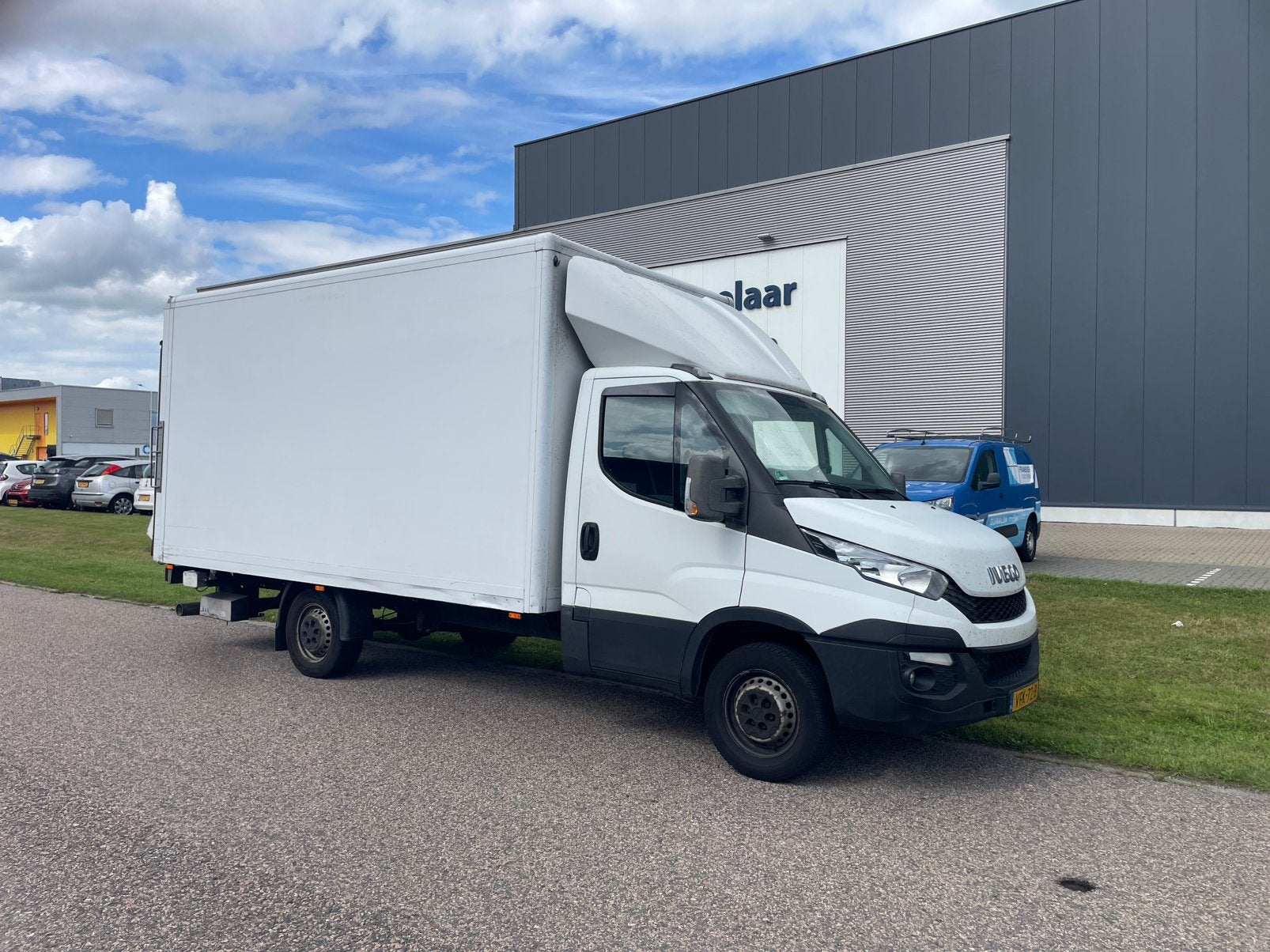 Iveco 2015 Wit bakwagen met laadklep, Stof, Zwart, Iveco, Wit