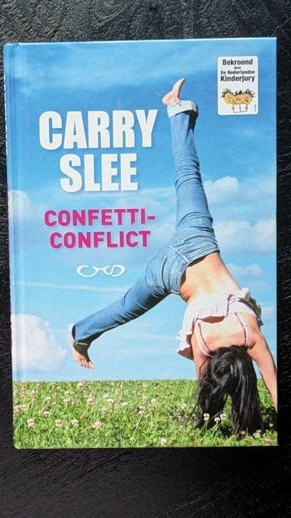 Carry Slee - Confetti-Conflict (Bekroond), Ophalen of Verzenden, Zo goed als nieuw, Carry Slee, Fictie algemeen
