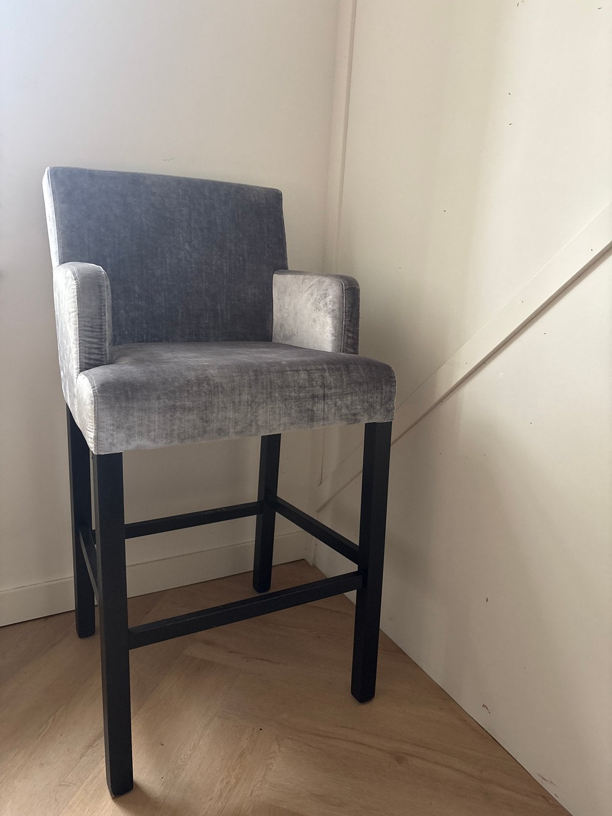 Luxe Grijze Barstoel met Armleuningen en Ring, Ophalen, Met voetsteun, Zo goed als nieuw, Hout