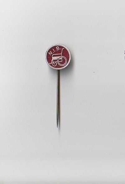 volmetaal speld NIB Nederlandse Invaliden Bond met rolstoel, Ophalen of Verzenden, Overige onderwerpen, Speldje of Pin