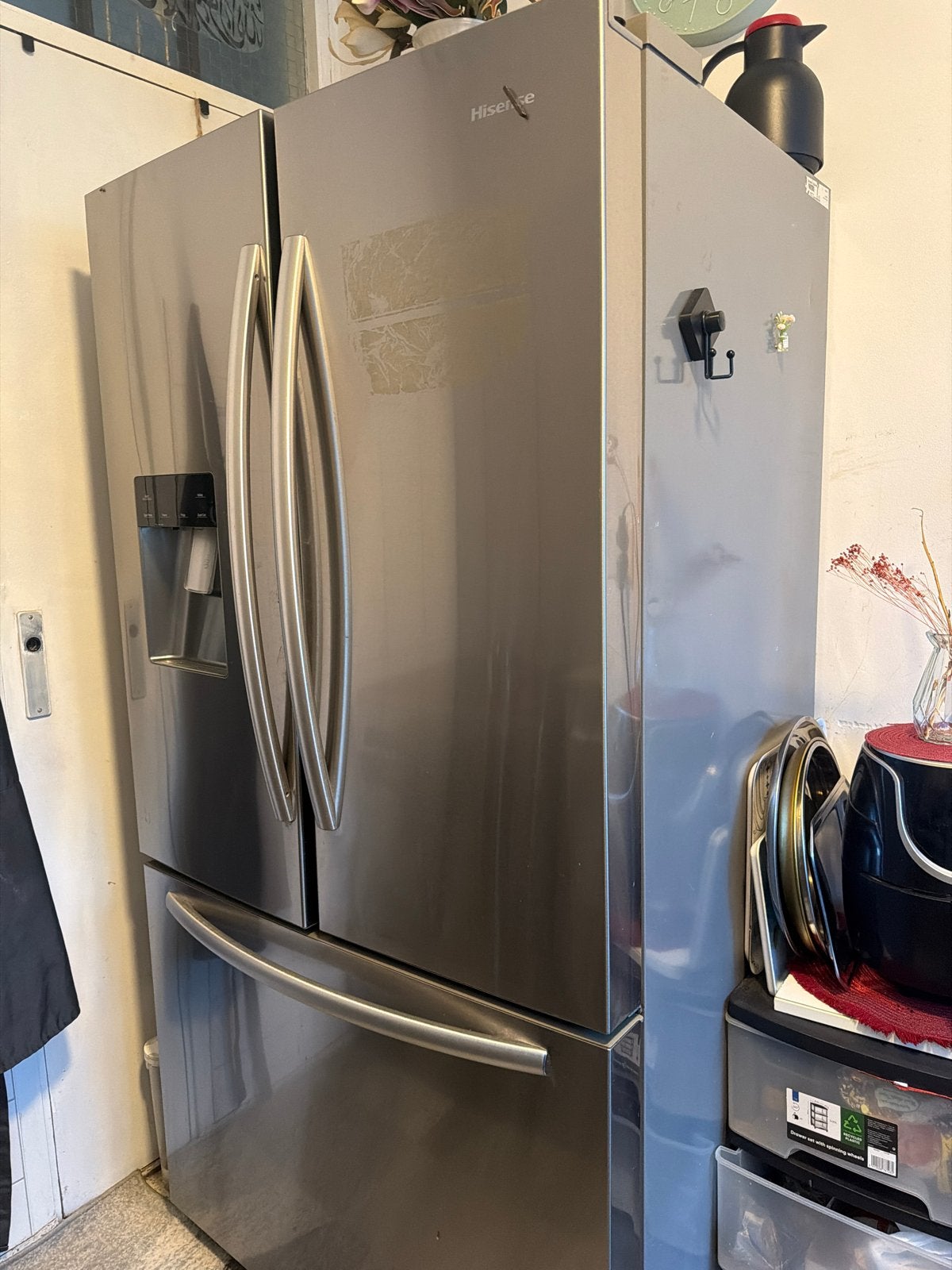 Hisense Koelkast met vriezer, 3 jaar oud, werkt perfect, Witgoed en Apparatuur, Koelkasten en IJskasten, Ophalen, Gebruikt, 200 liter of meer