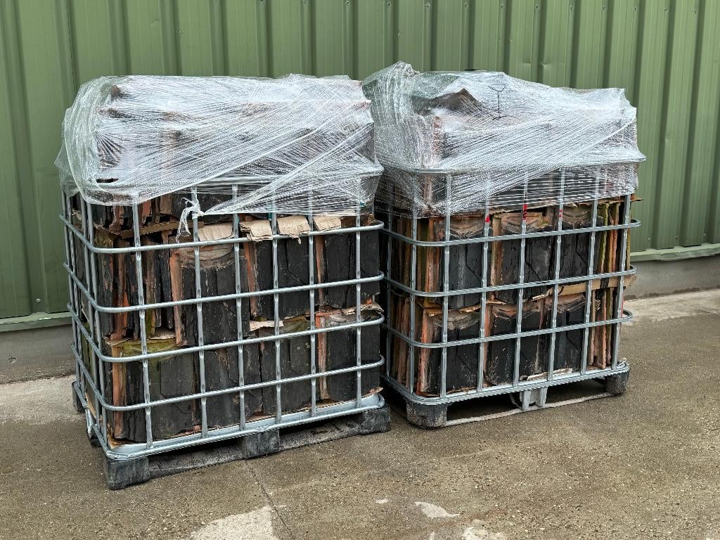 250 stuks Lucas IJsbrandsz Makkum dakpannen zwart glazuur.