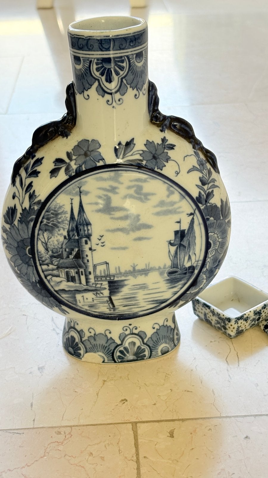 Antieke Delfts Blauwe Vaas met Landschap en Schepen, Ophalen