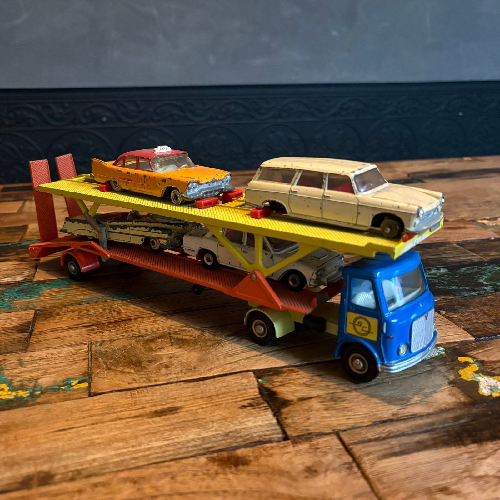 Dinky Supertoys 974 AEC Hoynor Car Transporter + 4 auto’s, Ophalen of Verzenden, Zo goed als nieuw, Dinky Toys