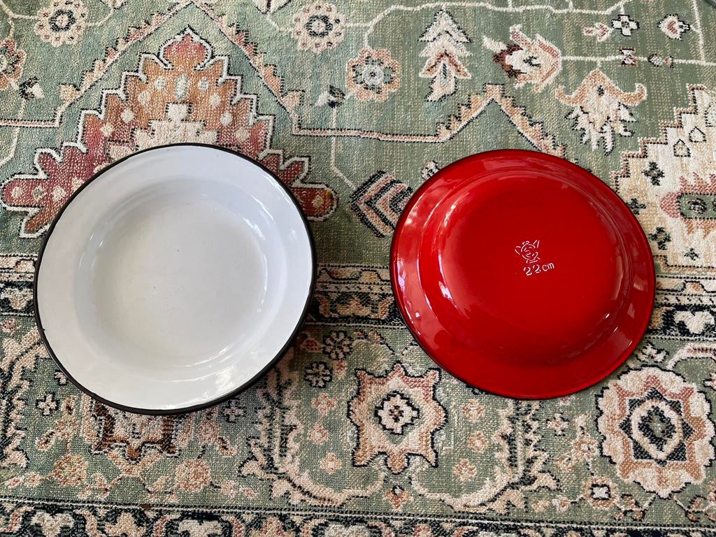 2 rode emaille bordjes 22 cm doorsnede, Ophalen of Verzenden, Zo goed als nieuw, Overige materialen