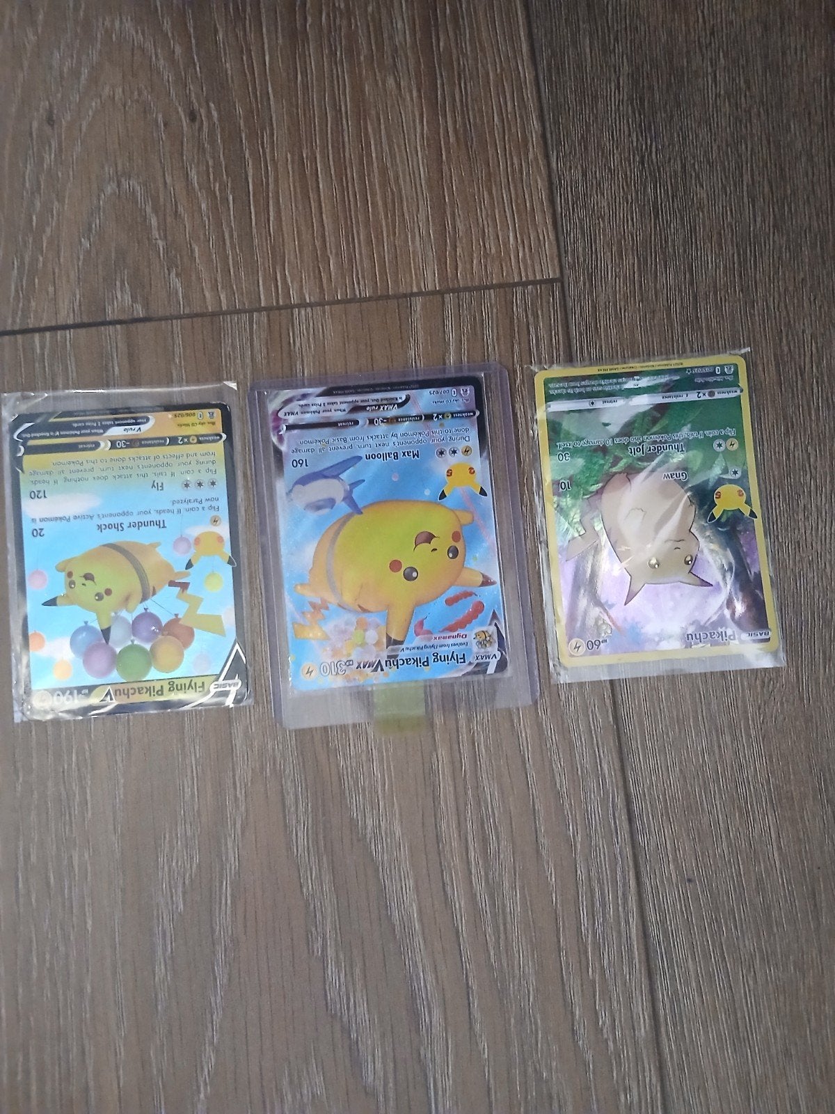 Pokémon kaarten - Flying Pikachu VMAX & V, Ophalen of Verzenden, Zo goed als nieuw, Meerdere kaarten, Foil