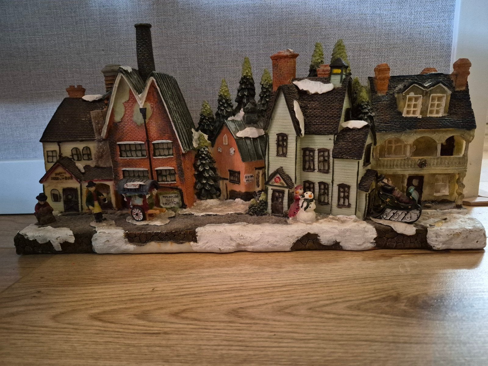 Kerstdorp.  Winters tafereel. Huisjes met sneeuw., Diversen, Ophalen of Verzenden, Gebruikt