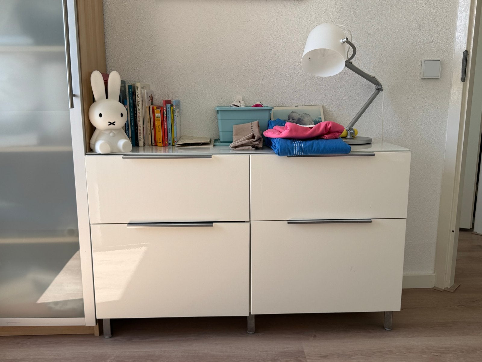 Witte ladekast, 2 lades en 2 deurtjes - Besta, Ophalen, Overige materialen, Gebruikt, 100 tot 150 cm