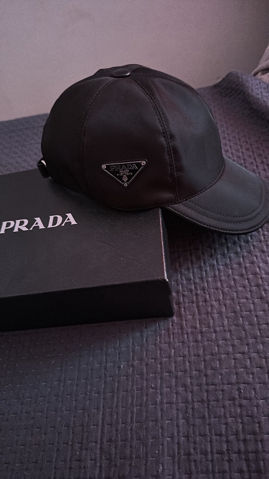 Prada pet met logo - Zo goed als nieuw, Kleding | Dames, Hoeden en Petten, Ophalen of Verzenden, Zo goed als nieuw, One size fits all