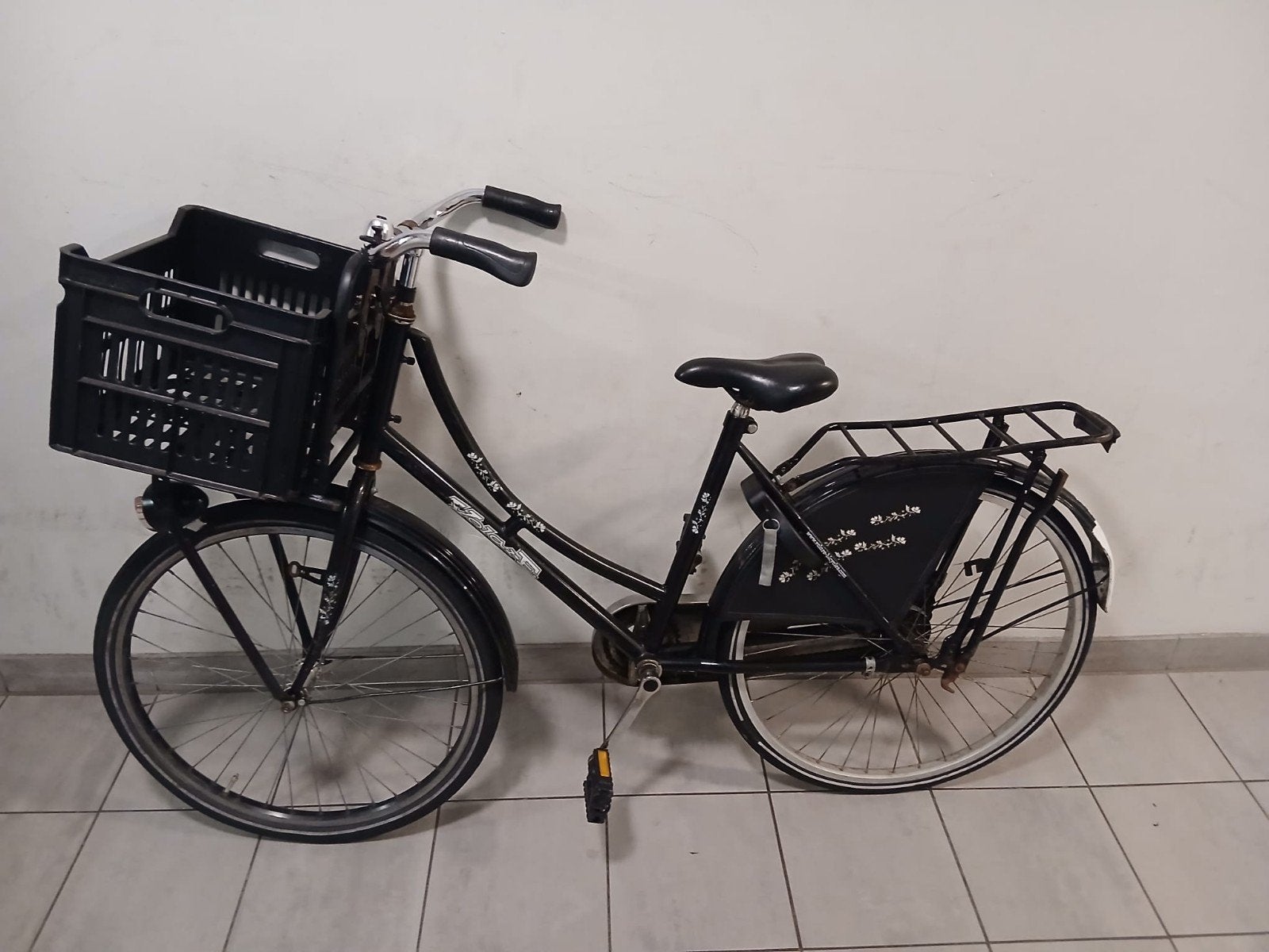Zwarte damesfiets met voordrager en krat, Overige merken, Terugtraprem, Ophalen of Verzenden, 53 tot 56 cm