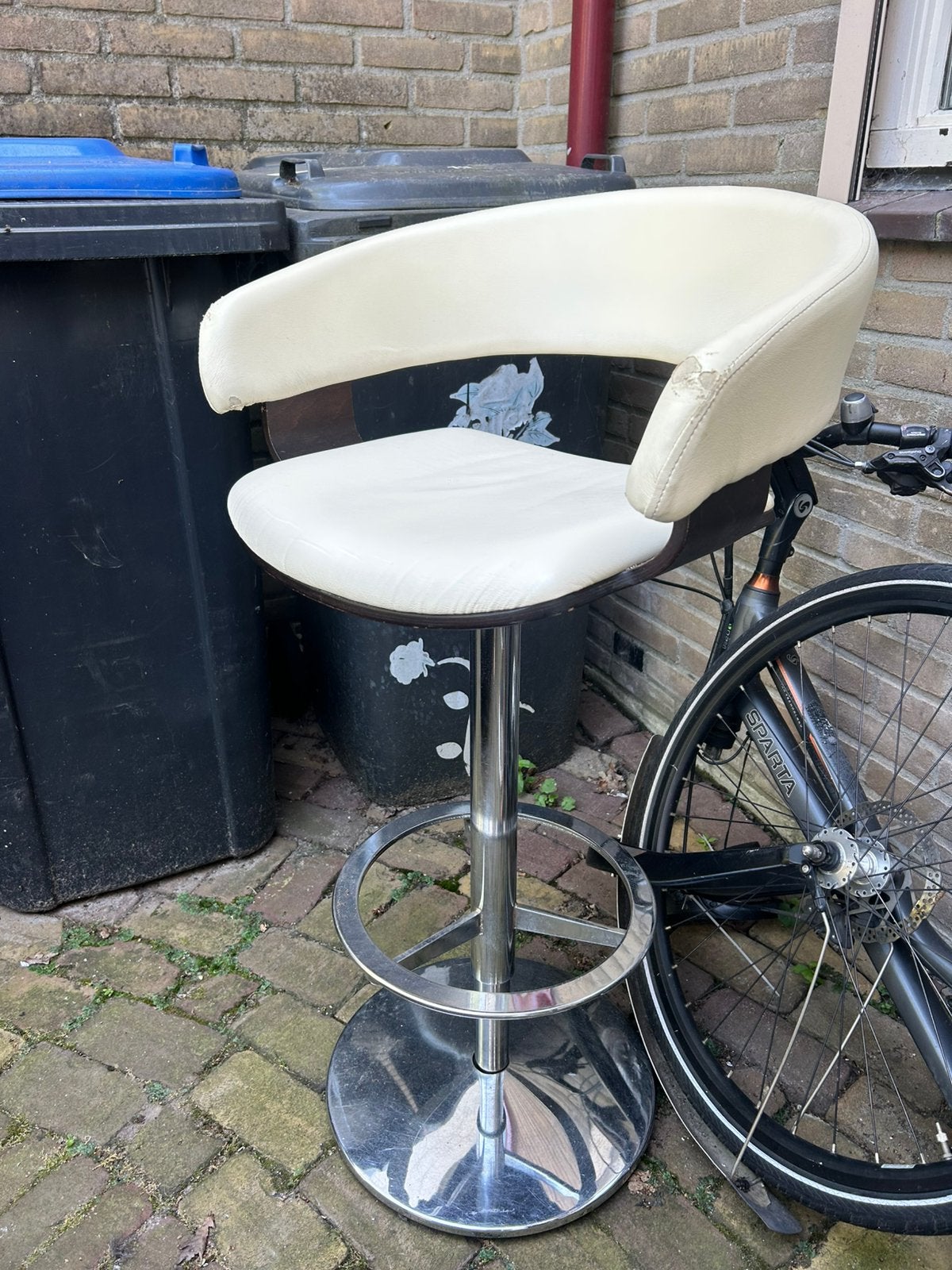 Bar stoelen, zware en degelijke kwaliteit, leren bekleding, Huis en Inrichting, Barkrukken, Ophalen, Gebruikt, 90 cm of meer, 2 krukken