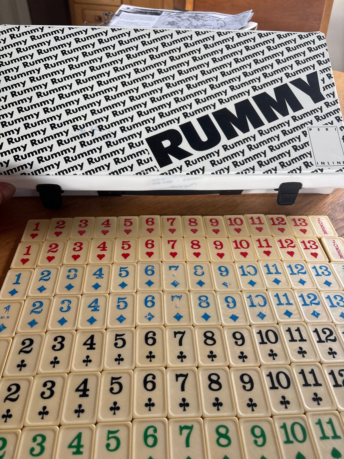 Rummy spel met grote stenen in handige koffer, Drie of vier spelers, Ophalen of Verzenden, Gebruikt