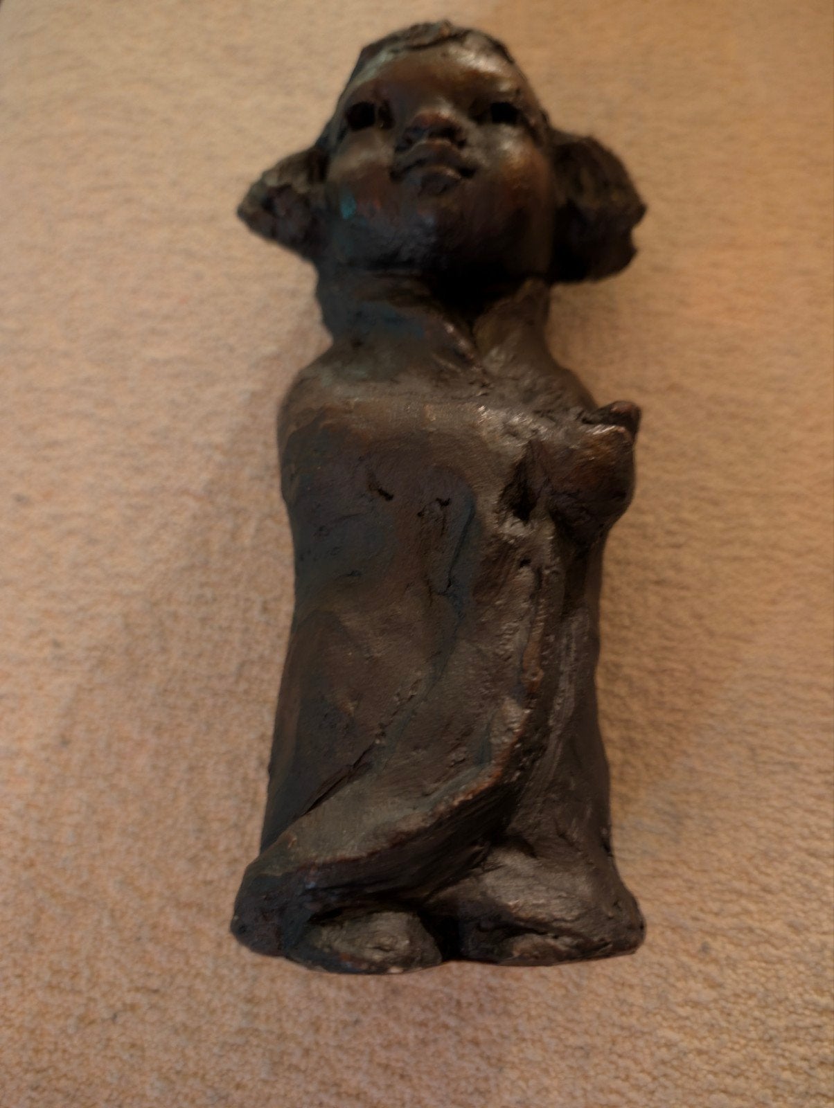 Bronzen? klei? beeldje kind in mantel, stijl Truus Coumans, Ophalen of Verzenden