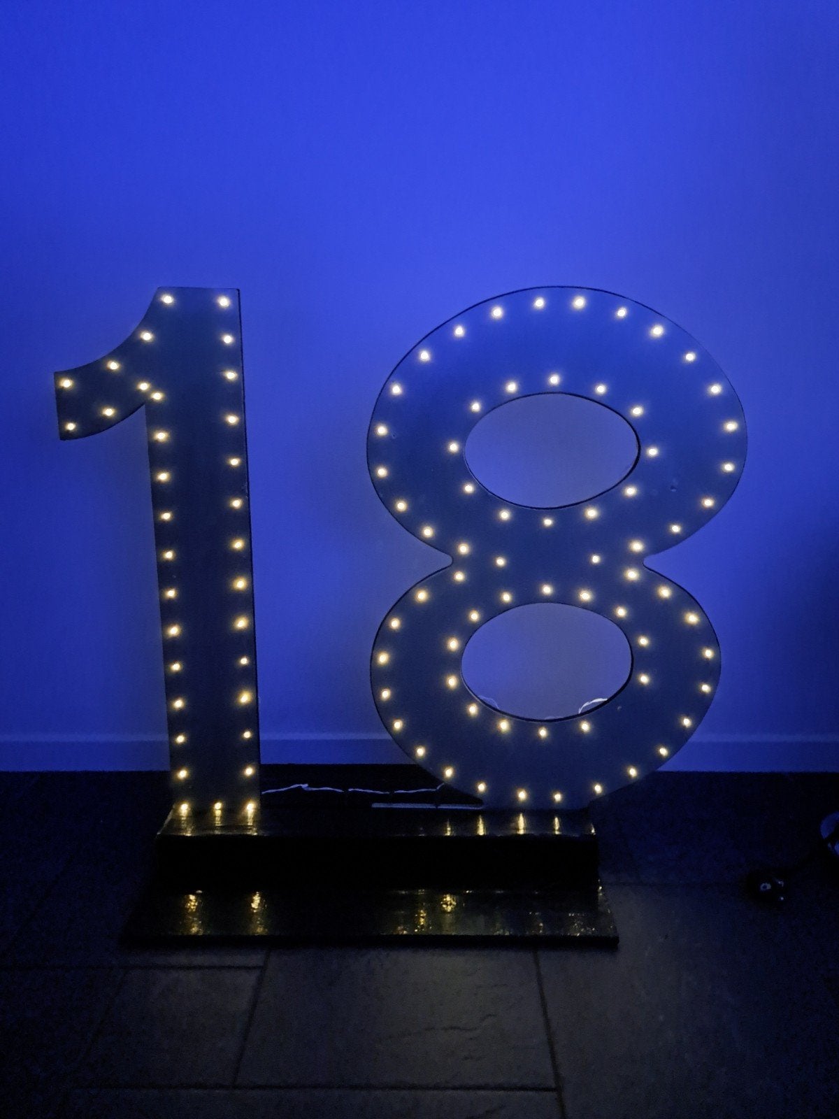 Verlichte cijfers 18 of 17
MDF gespoten goud zwart Lampjes, Ophalen, Zo goed als nieuw, Versiering, Verjaardag