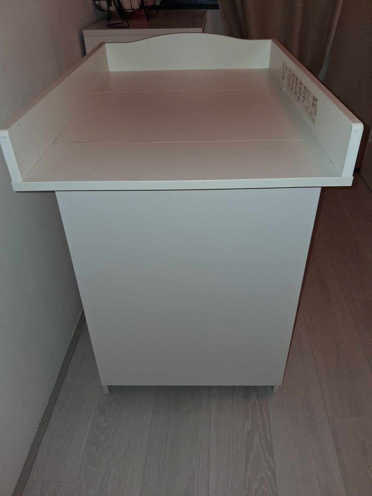 Witte commode met opstaande rand en opbergruimte, Ophalen of Verzenden