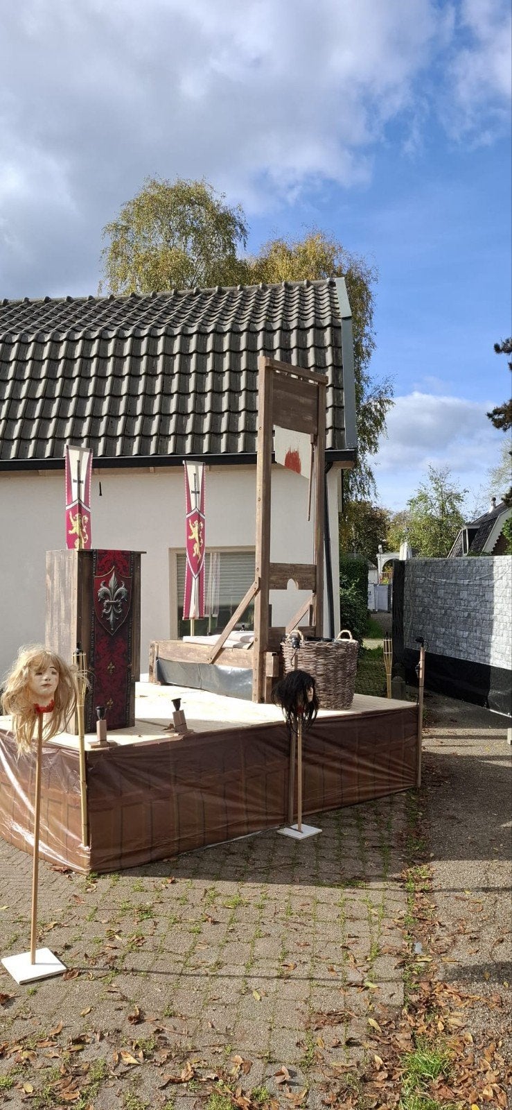 "Echte" guillotine halloween/spooktocht, Ophalen