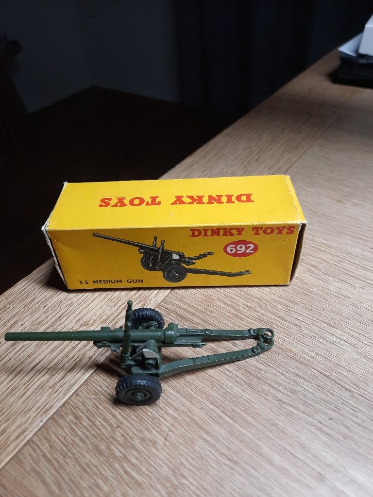 Dinky Toys. 692. 5.5 medium gun. In doosje als nieuw, Hobby en Vrije tijd, Modelauto's | 1:43, Ophalen of Verzenden, Zo goed als nieuw