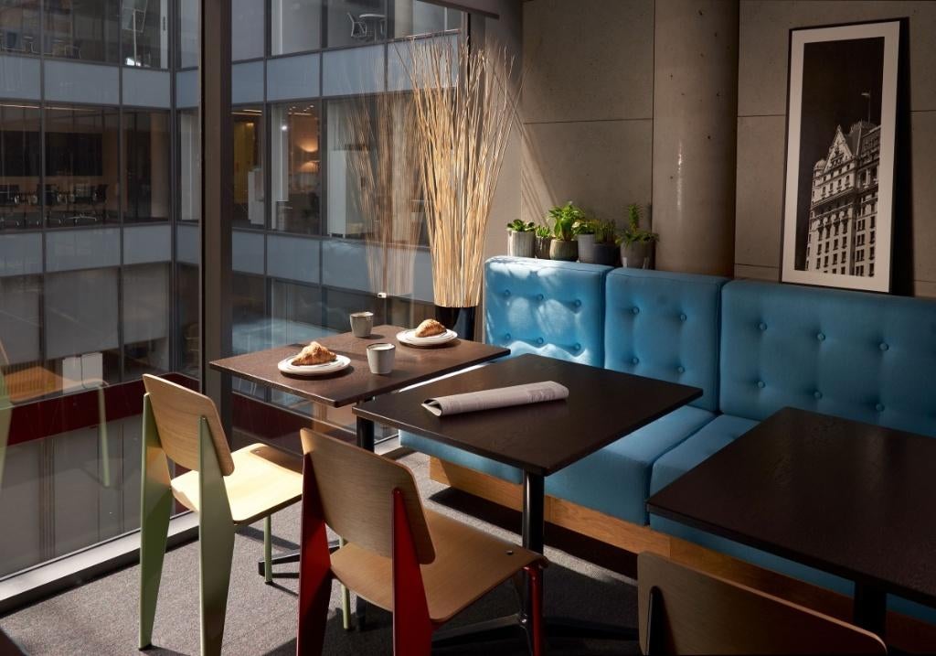 Vitra Bistro Tafel, Huis en Inrichting, Tafels | Eettafels, Zo goed als nieuw, 50 tot 100 cm, 50 tot 100 cm, tot twee personen