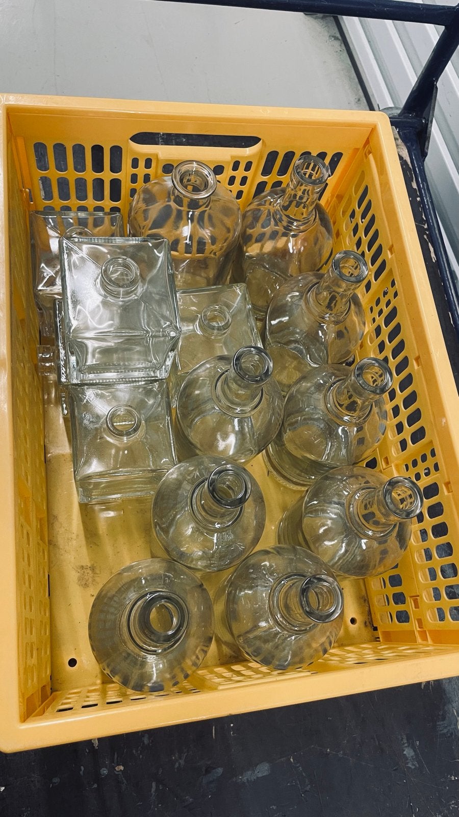Krat met diverse glazen flessen, Ophalen, Gebruikt, Transparant, Glas