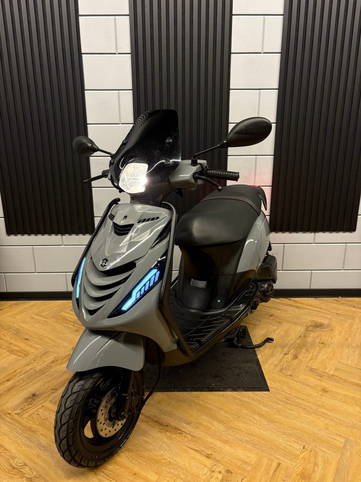 PIAGGIO ZIP 4T 2V 2016 FULL OPTION NARDO GREY EERSTE EIGENAR, Ophalen, Zip, Zo goed als nieuw, Benzine