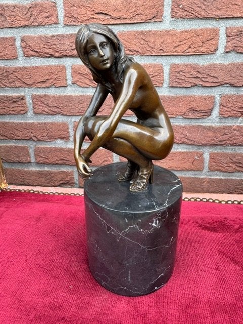 elegant hurkend naakt, brons en marmer, Ophalen of Verzenden, Brons